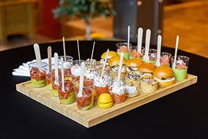 Cocktail lors d'un séminaire d'entreprise - gros plan sur des petits fours